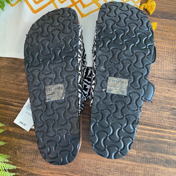 Sandals - Picture 2 of 3